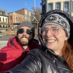 Selfie do meu marido e eu com roupas de inverno sorrindo.