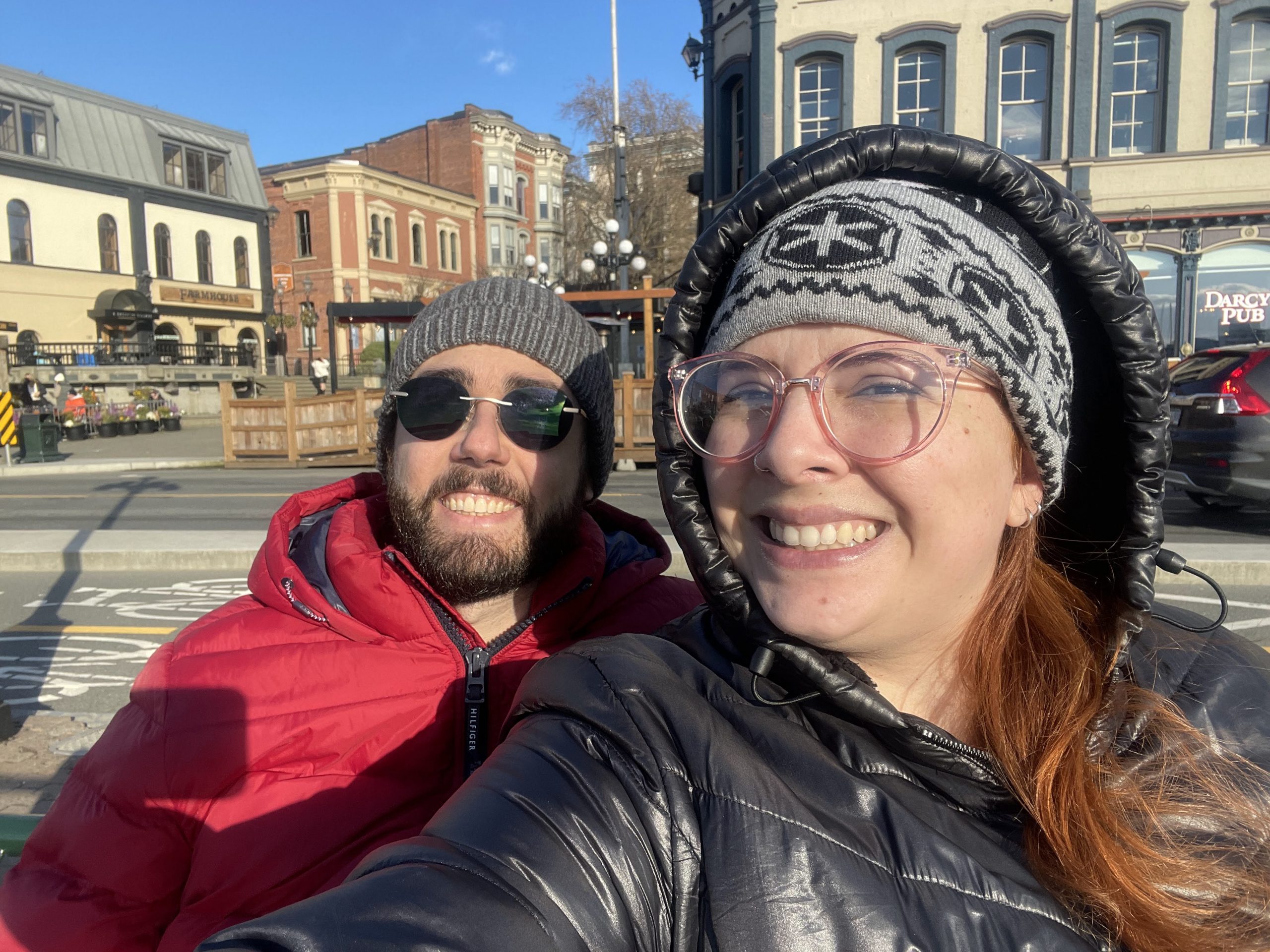 Selfie do meu marido e eu com roupas de inverno sorrindo no Canadá.